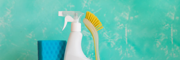 各种彩色家居清洁产品上的蓝色背景。用洗涤剂瓶。网页横幅。家庭清洁。卫生用品。本空间图片下载