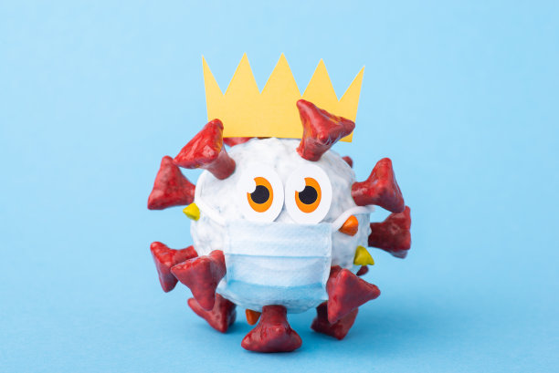 蓝色背景下医用防护口罩中的冠状病毒模型图片下载