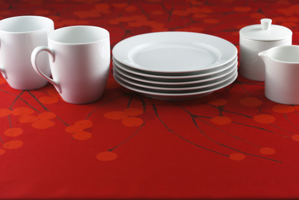 桌子上的空杯子图片下载