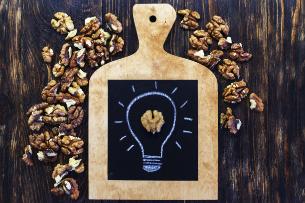 木制背景上有美味的胡桃壳灯泡图片下载