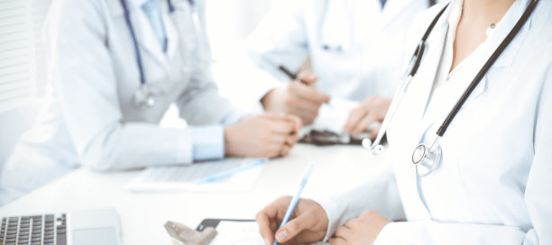 一群不知名的医生坐在诊所开会时讨论阻止冠状病毒大流行的问题，特写。医学的概念图片下载