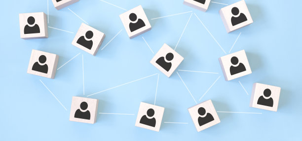 木制方块印刷屏幕上的人图标，连接连接网络的组织结构，社会网络和团队合作的概念。图片下载