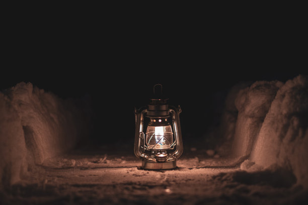 夜晚，白雪覆盖的小路上，点着的油灯图片下载