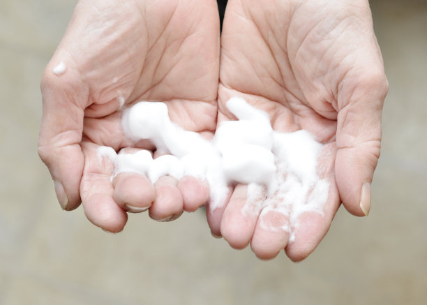 老年妇女使用泡沫洗手液图片下载