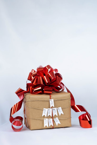 棕色礼盒，红色蝴蝶结，“我爱你”字，白色背景图片下载