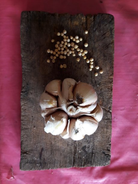 大蒜和胡椒躺在木砧板上的照片图片下载