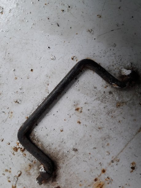 仓库的角落里有黑色生锈的铁块图片下载