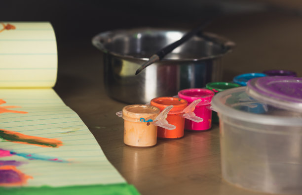 使用不同颜色的油漆调色板和油漆刷查看。图片下载