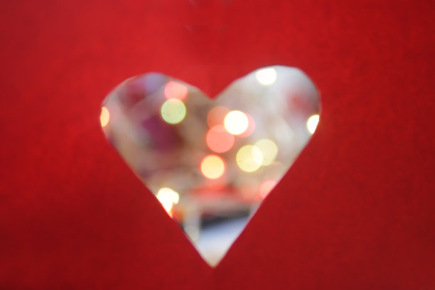 鲜亮多彩的爱心形状在红色的背景上。图片下载