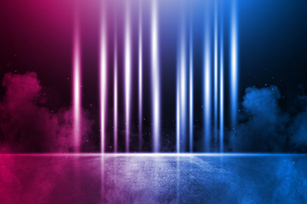 用烟雾在霓虹灯砖墙上射出霓虹灯。潮湿的沥青上的霓虹灯反射。使用拷贝空间清空场景。图片下载