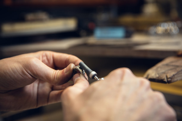 珠宝商、金匠用专业的工具制作出带宝石的银戒指。图片下载