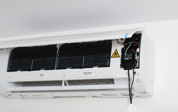 安装空调。电工修理室内空调。专业技术人员在室内维修现代空调，特写。图片下载