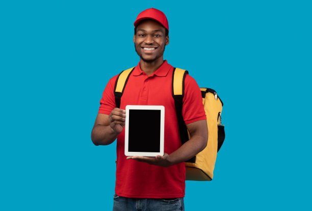 黑色送货员拿着空白屏幕的平板做模型图片下载