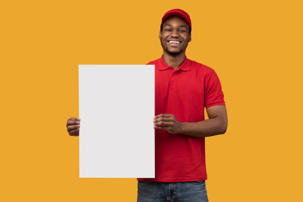 蓄着黑胡子的送货员手里拿着空白的白色广告牌图片下载