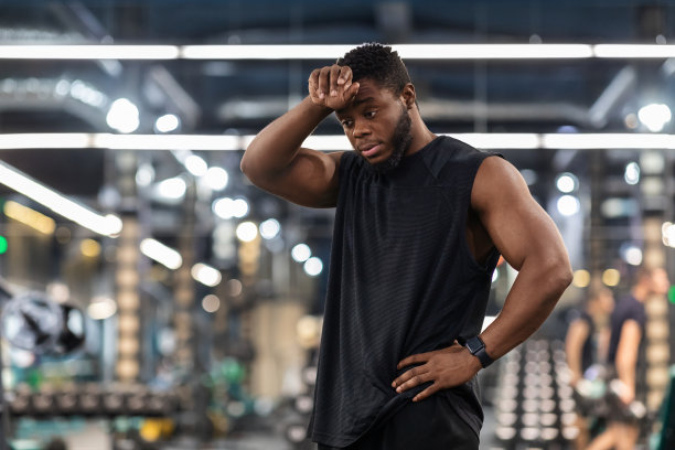 精疲力竭的黑人运动员正在清理额头上的汗水图片下载