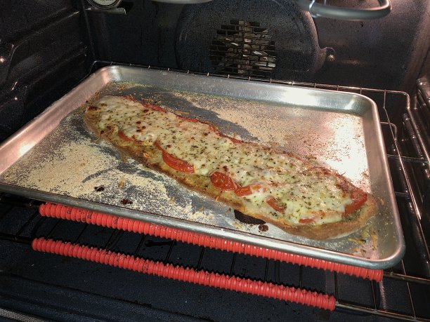 烤箱里的披萨图片下载