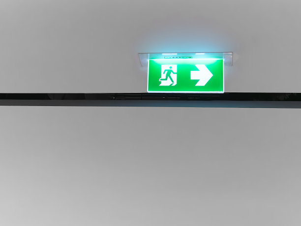 双手拇指向下的手势在蓝色手套隔离在白色图片下载