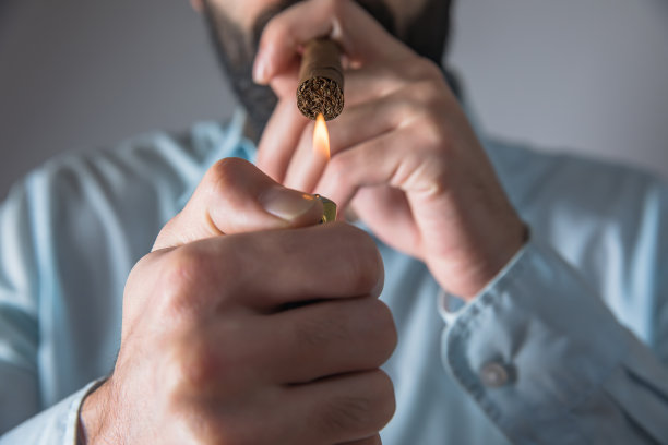 抽雪茄的商人图片下载