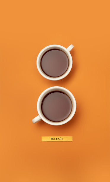 贺卡。两杯8形的茶孤立在橙色的背景上。图片下载