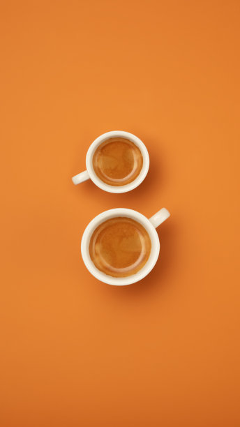 两杯8号咖啡隔着橙色的背景。图片下载