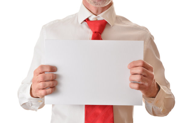 穿衬衫打领带的男人展示着白色的空白海报图片下载