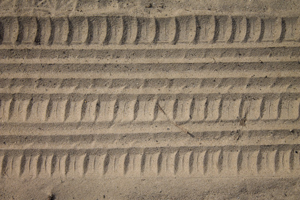 沙地上的轮胎痕迹特写图像。图片下载