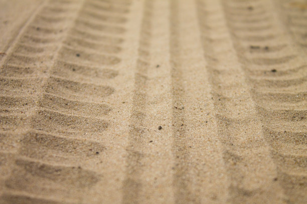 沙地上的轮胎痕迹特写图像。图片下载