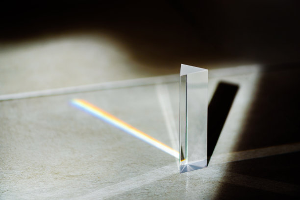用于光/物理教育实验的透明棱镜图片下载
