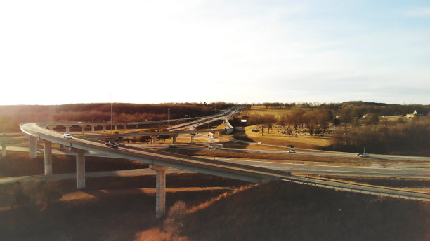 两辆汽车在下匝道空中立交桥交通视图在美国中西部公路运输照片系列图片下载