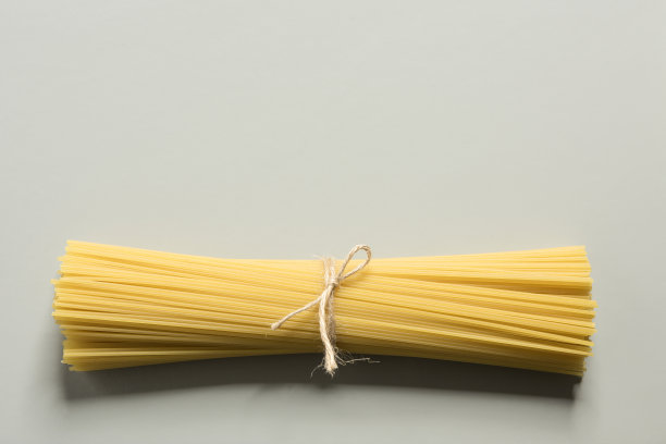 灰色背景上的意大利面图片下载
