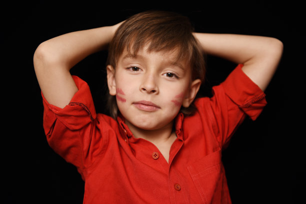 2. 男孩脸颊上的吻。图片下载