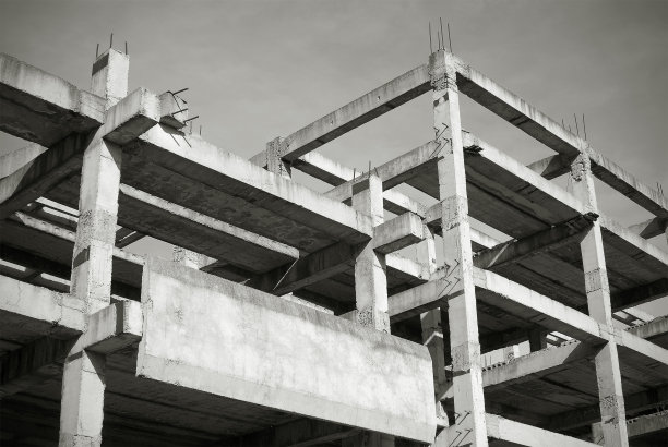 黑色和白色的未完工和废弃的混凝土建筑。图片下载