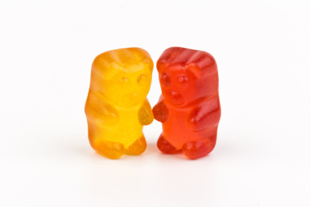 儿童维生素以熊的形式排列成行。给孩子们准备了许多五颜六色的果冻糖。图片下载