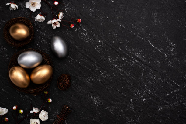 黑色背景上有金色和银色花朵的复活节彩蛋。图片下载