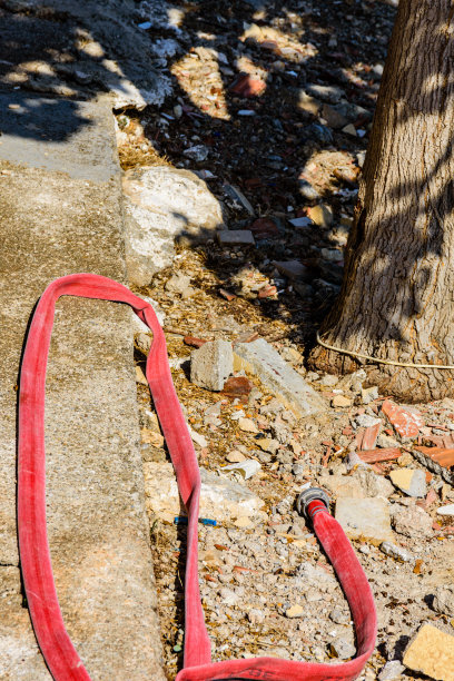 红色消防软管，地面有配件图片下载