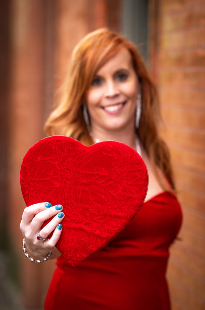 拥有情人节糖果的女人图片下载