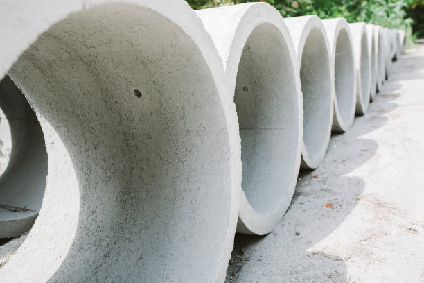 街道上有不同直径、灰色的混凝土环井图片下载