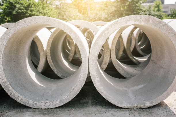 街道上有不同直径、灰色的混凝土环井图片下载