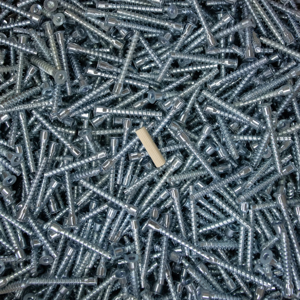 一个木栓在一堆金属eurowindow上的概念的总质量的差异特写图片下载