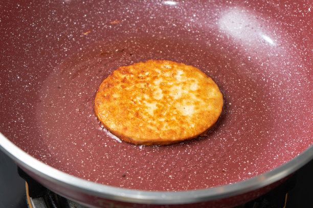 煎锅里的碎肉或汉堡肉图片下载