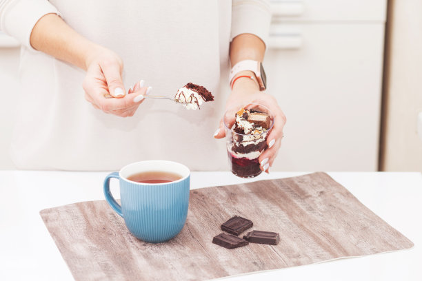 甜点与饼干，巧克力和蔓越莓透明玻璃。健康食品的概念。自制的容易烹饪的分层甜点，在玻璃罐和装饰巧克力。图片下载