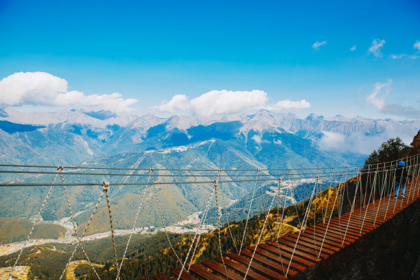 山上的吊桥图片下载