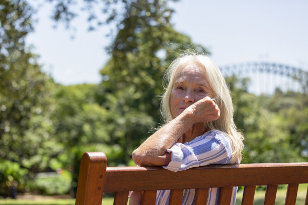 现代，迷人，妇女坐在公园阳光明媚的日子，背景与复制空间图片下载