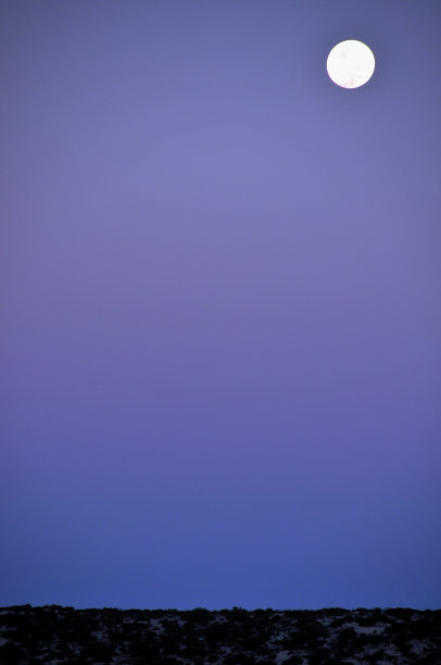 一轮满月悬挂在南非西海岸努普上空紫色的天空中图片下载