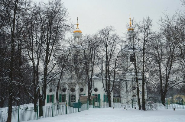 莫斯科冬季冰雪覆盖的公园。图片下载