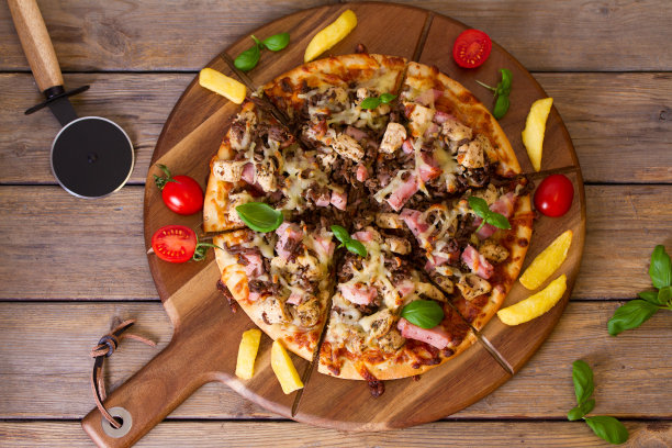 辣牛肉鸡肉火腿披萨薯条和两杯饮料图片下载