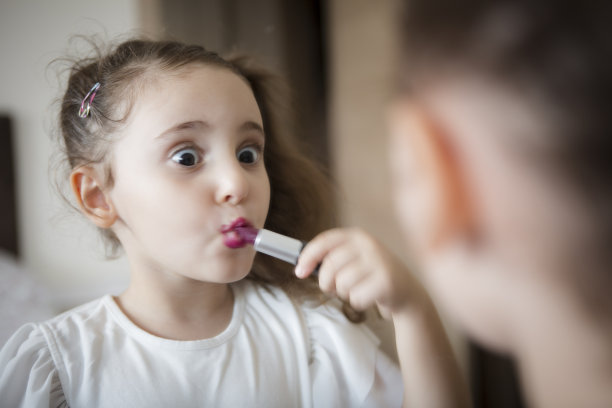 小女孩的第一支口红图片下载