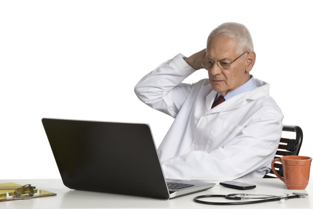 笔记本电脑上的博士，一脸忧虑图片下载