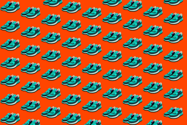 时尚的彩色图案与浅蓝色运动鞋在明亮茂盛的熔岩背景。简约、美丽、时尚的理念。图片下载