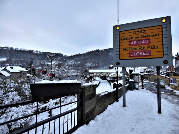 前方道路封闭-有雪图片下载